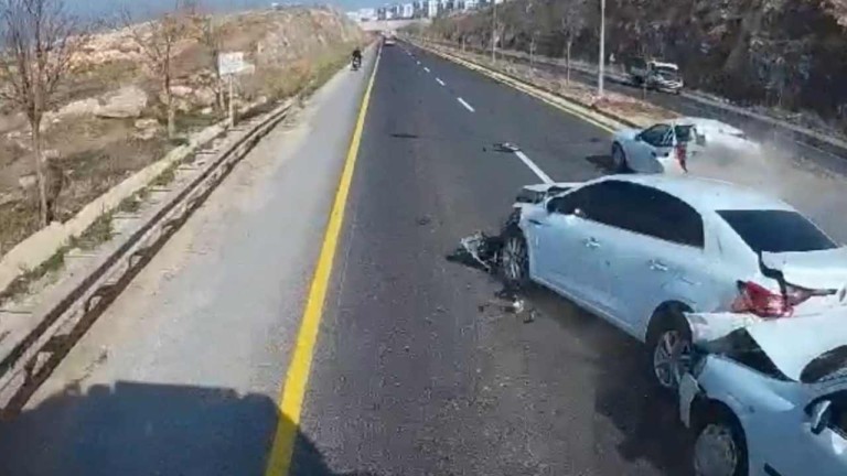 Şanlıurfa'da Zincirleme Kaza: 4 Otomobilin Karıştığı Feci Kazada 7 Yaralı