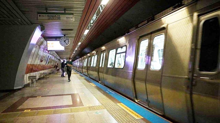 Kar Engeline Rağmen Ulaşım Devam Ediyor: İstanbul'da Metro, Tramvay ve Füniküler Gece 2'ye Kadar Açık